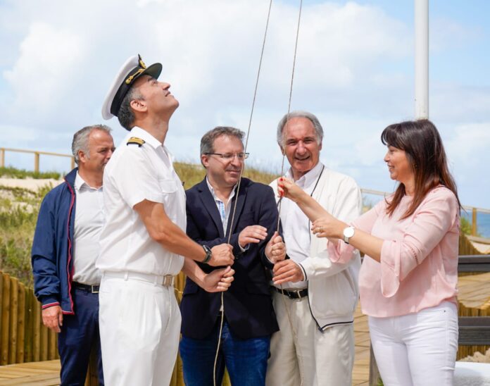 hastear bandeira azul